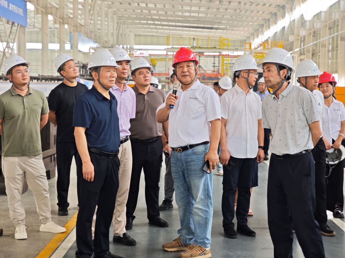 對標(biāo)先進(jìn)，共謀發(fā)展——新化縣企業(yè)家代表團(tuán)赴婁星產(chǎn)業(yè)開發(fā)區(qū)考察學(xué)習(xí)